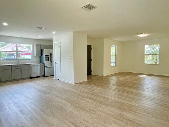 Foto del edificio - Spacious 4 Bedroom 2 Bathroom Single Famil...