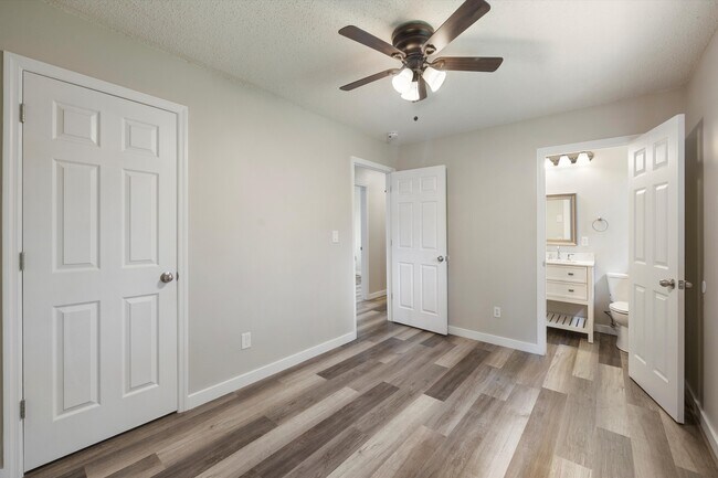 Building Photo - 1383 Meadowood Dr
