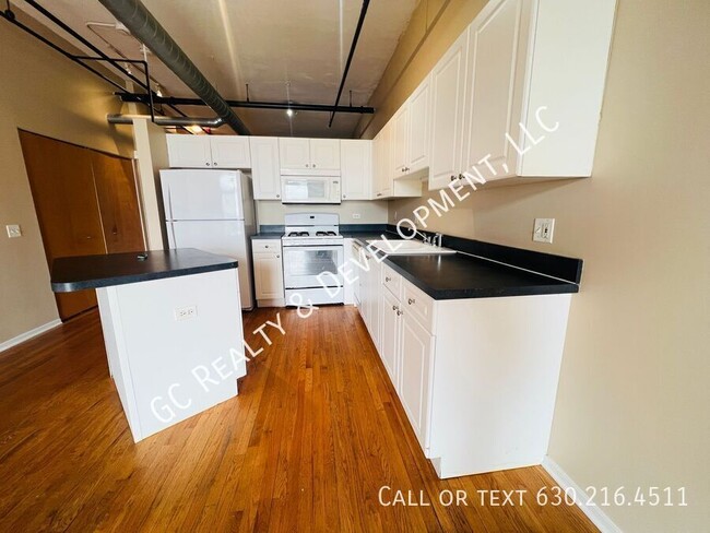 Foto del edificio - ***  2 BDRM / 2 FULL BATH / WASHER & DRYER...