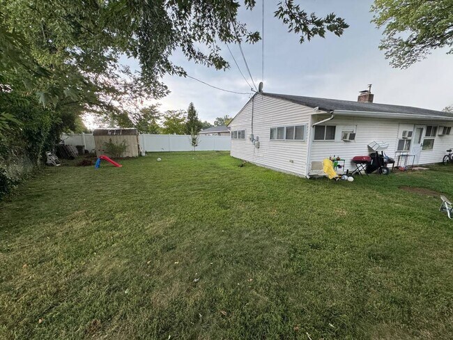 Building Photo - Stunning 3-Bed Single Family Home in Levit...