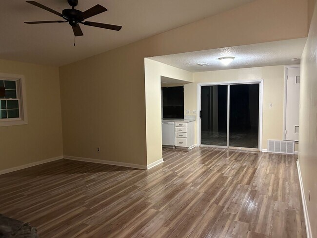 Foto del edificio - 4 bedroom and 2 bathroom