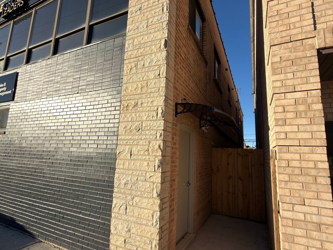 Foto principal - 6240 W Belmont Ave