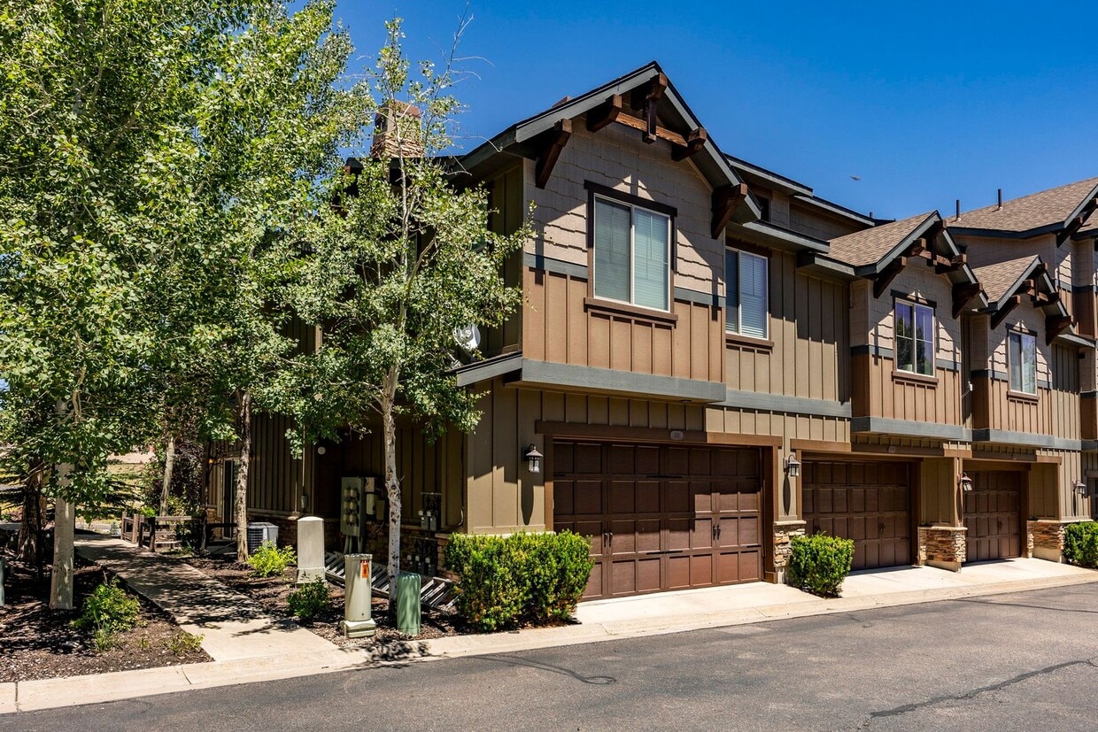 Primary Photo - Mountain Modern Twin Home Steps From Club ...
