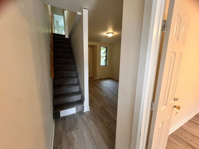 Building Photo - Newly Renovated 4 Bedroom Home w/ Washer &...