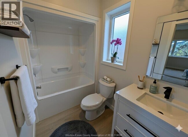 Photo du bâtiment - 926-928 Giles BOULEVARD Unit# 5