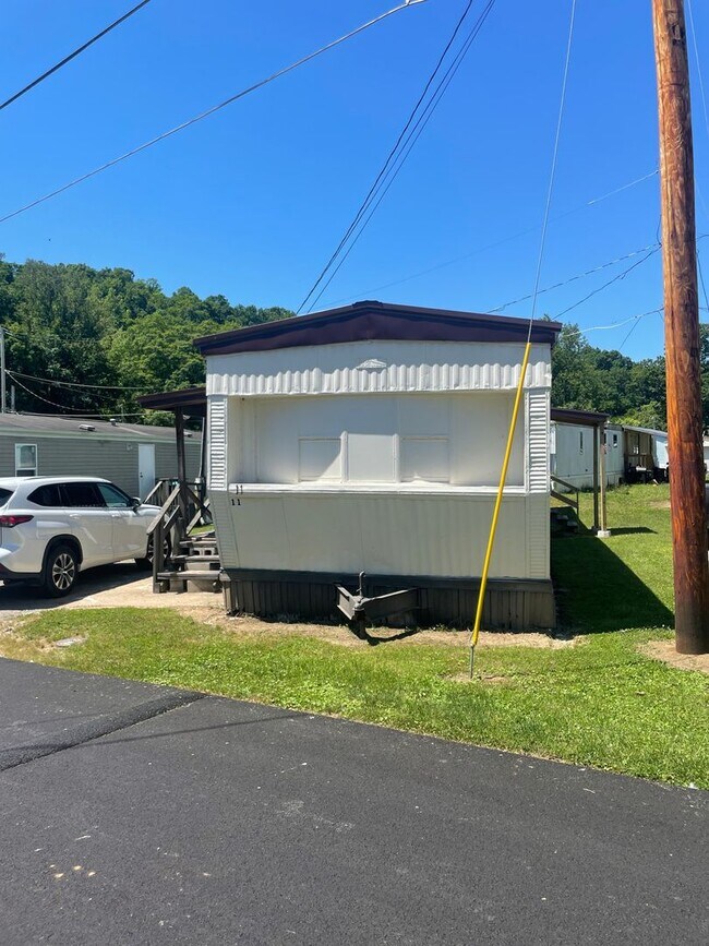 Foto del edificio - Two Bedroom One Bath Manufactured Home in Huntington