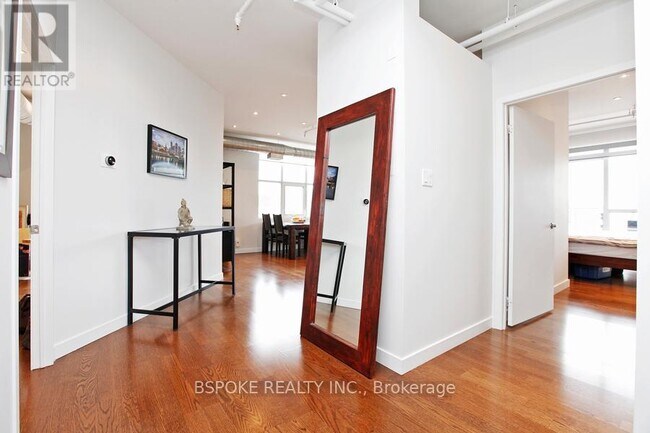 Photo du bâtiment - 955-P955 Queen St W