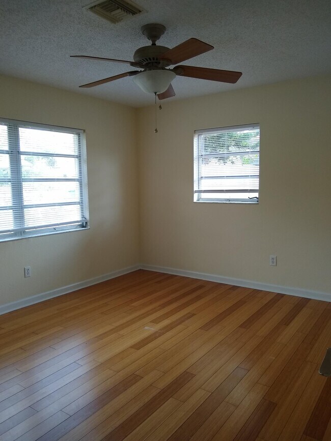 Building Photo - 1581 Magnolia Dr