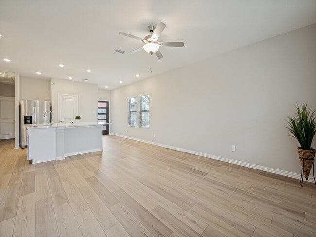 Building Photo - 715 Dotty Dr