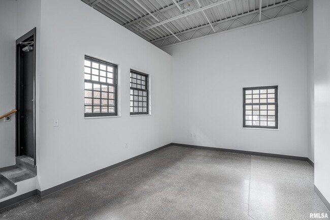 Foto del edificio - 601 W 2nd St