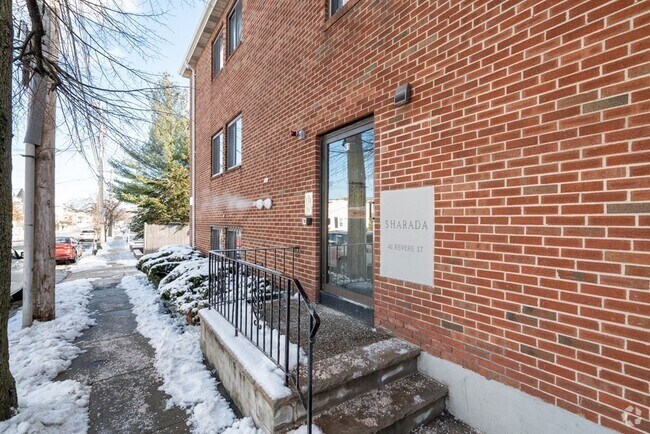 Building Photo - 42 River St