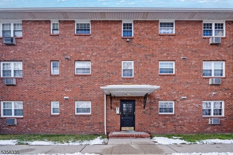 Primary Photo - 355 Broad St
