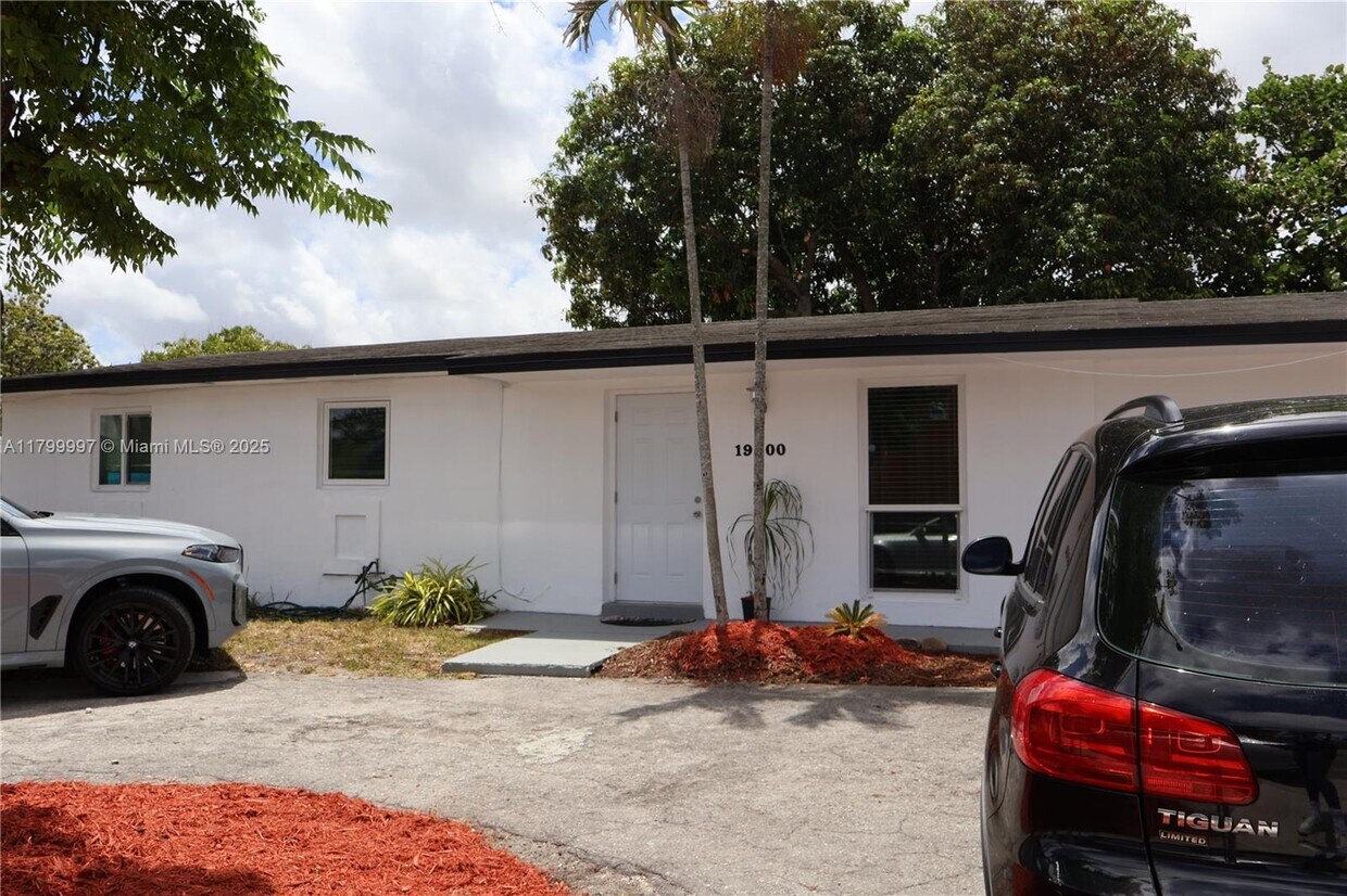 Foto principal - 19300 NW 47th Ave