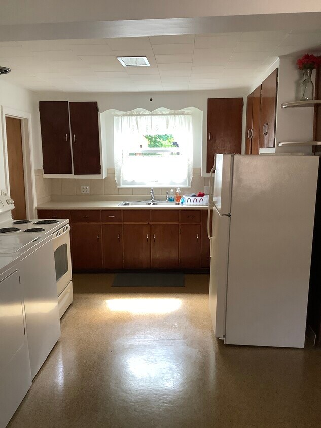 37 Walnut St Unit Lower, Batavia, NY 14020 Apartments in Batavia, NY