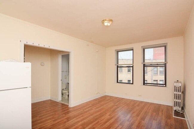 Building Photo - 3335 W Diversey Ave