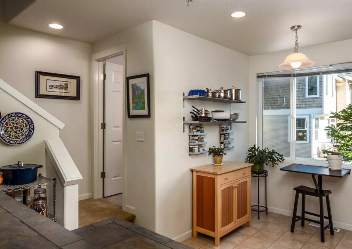 *2nd month of rent free!* Gorgeous Murrayhill Town Home in a community close to Shopping, Restaur... - Gorgeous Murrayhill Town Home in a communi...