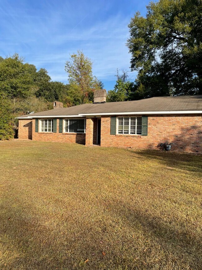 Building Photo - Newly Remodeled Beautiful 3BR/2 Bath Home ...