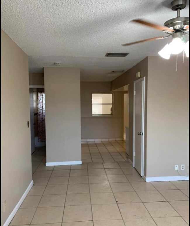 Foto del edificio - 7541 NW 44th Ct