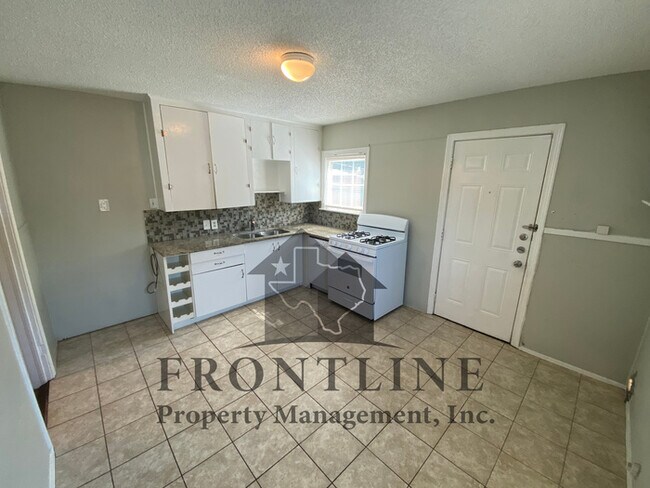 Building Photo - Stunning updated 2/1 with carport and stor...