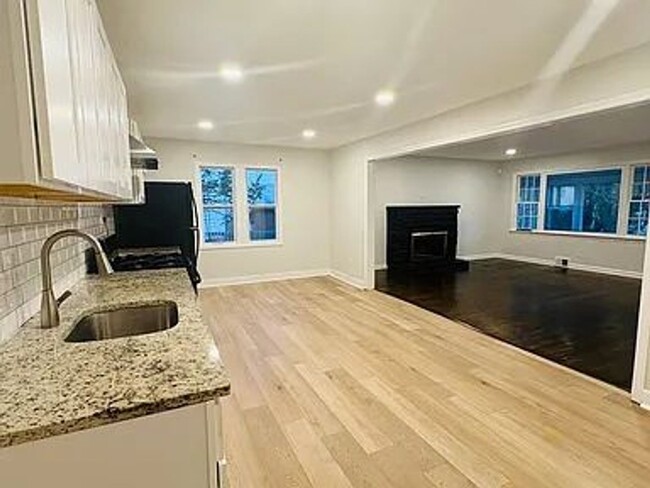 Building Photo - Beautifully Renovated 4-Bedroom, 2-Bath Si...