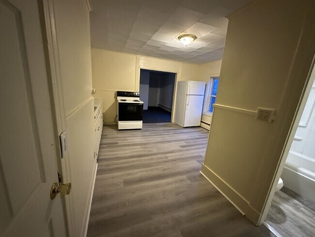Foto del edificio - Bright & Spacious 3BR Multi-Level Apartment in Central Sanford!