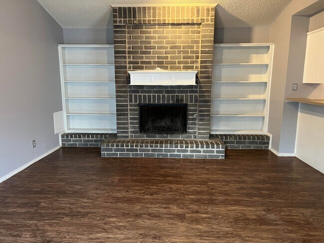 Building Photo - 5406 Duplex - Series C