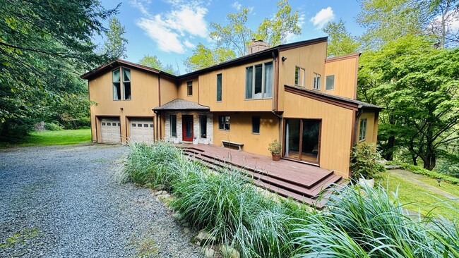 Building Photo - 96 Old Pascack Rd