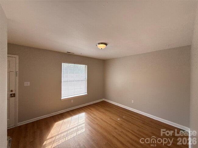 Foto del edificio - 409 Hawley Ave