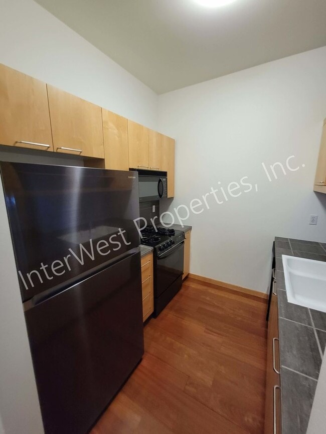 Building Photo - *1ST MONTH'S RENT FREE PROMO & NO HOA MOVE IN/OUT FEE'S* 1 BD PEARL DISTRICT CONDO W/FIREPLACE, G...