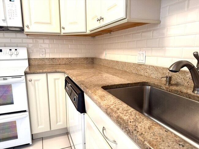 Foto del edificio - 395 Revere Beach Pkwy