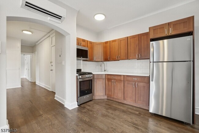 Foto del edificio - 166 Maplewood Ave
