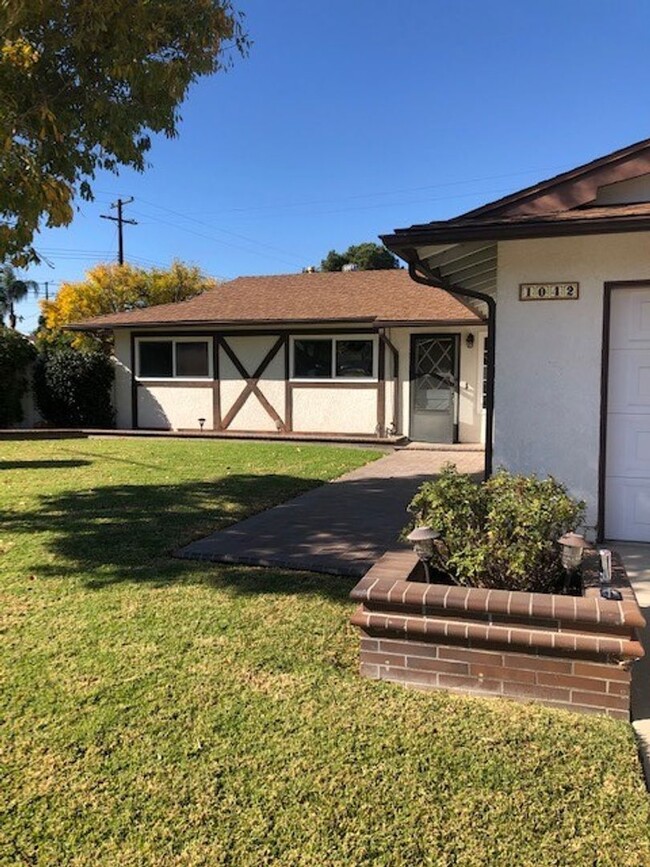 Building Photo - Nicely remodeled 3 bedroom 2 bath home wit...