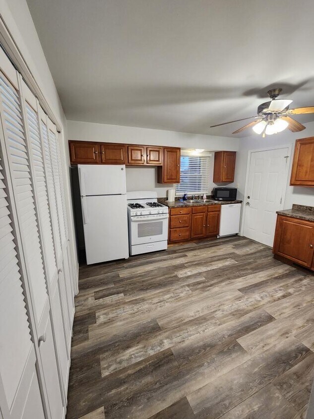 Kitchen - 3288 Ashland St