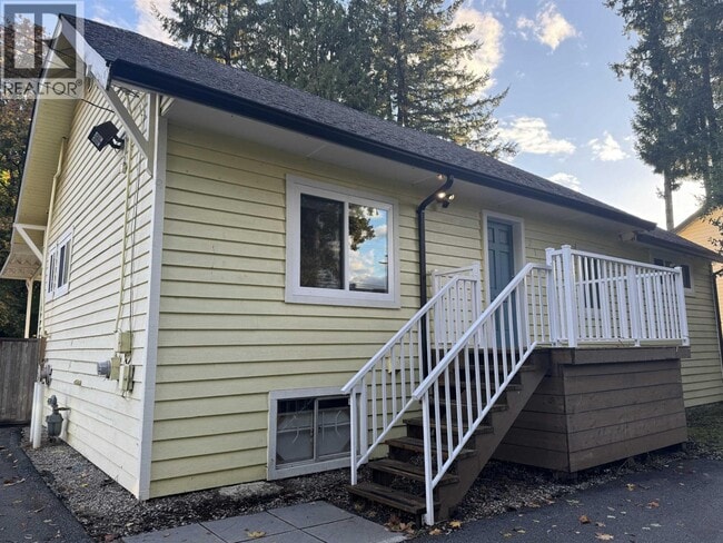 Building Photo - 21190 River Rd