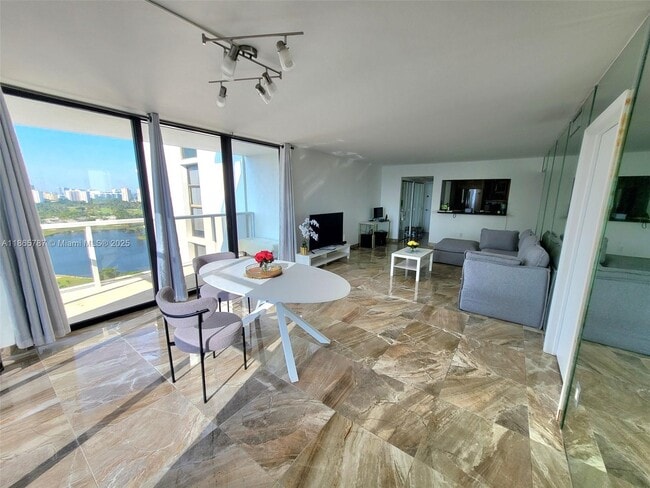 Foto del edificio - 3701 N Country Club Dr