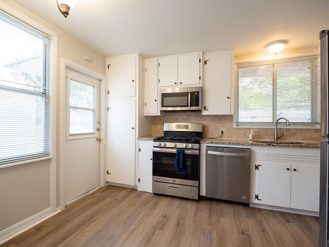 Building Photo - 1411 Westmoor Dr