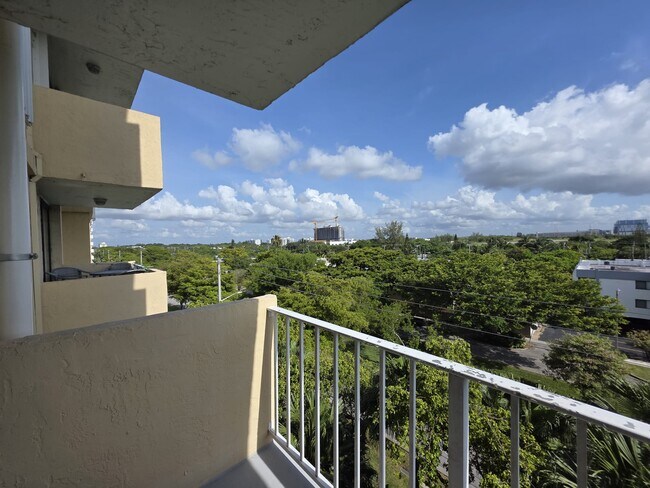 Foto del edificio - 2350 NE 135th St