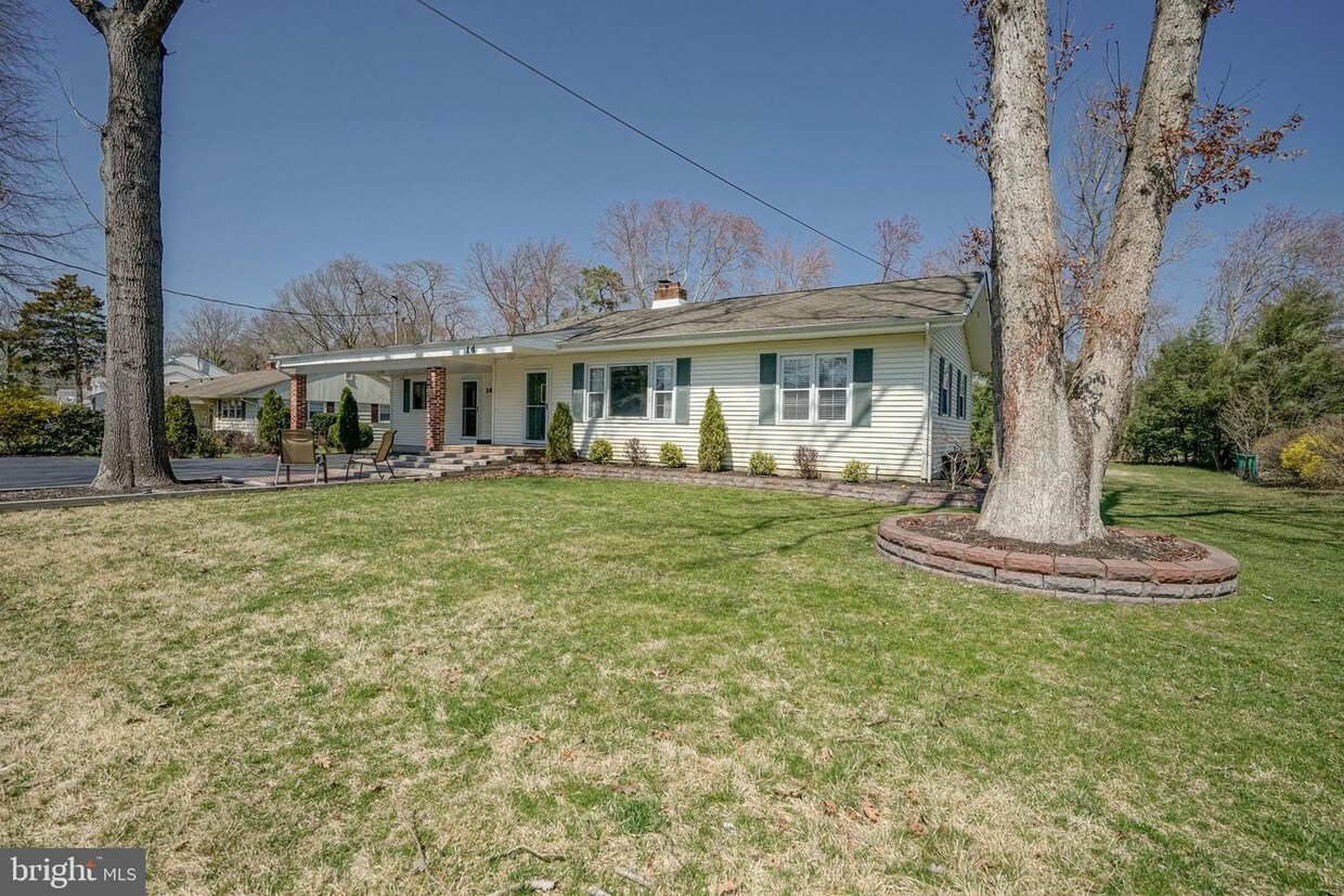 Primary Photo - 14 N Lakeside Dr W