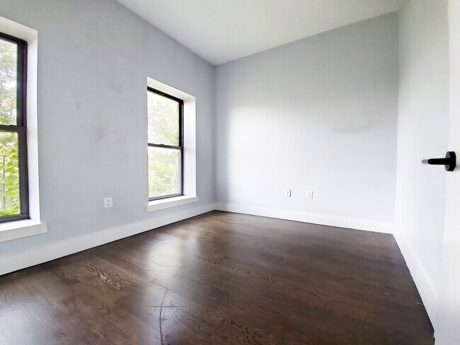 Building Photo - 415 Suydam St