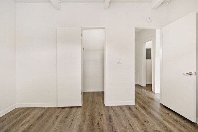 Foto del edificio - Quiet Comfortable Upstairs 2 Bedroom 1 Bath Located close to Downtown