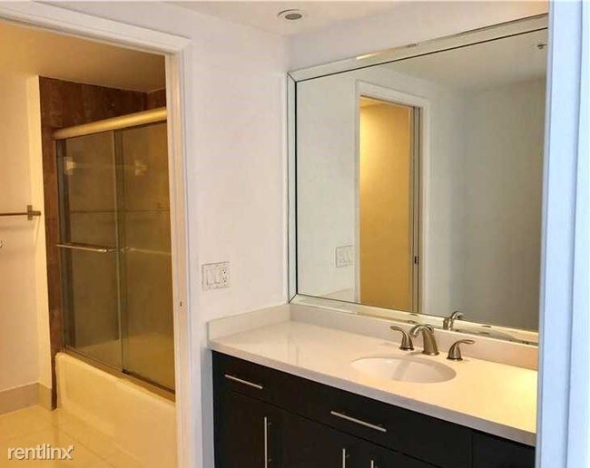Building Photo - 1 br, 1.5 bath Condo - Villa Regina Condo