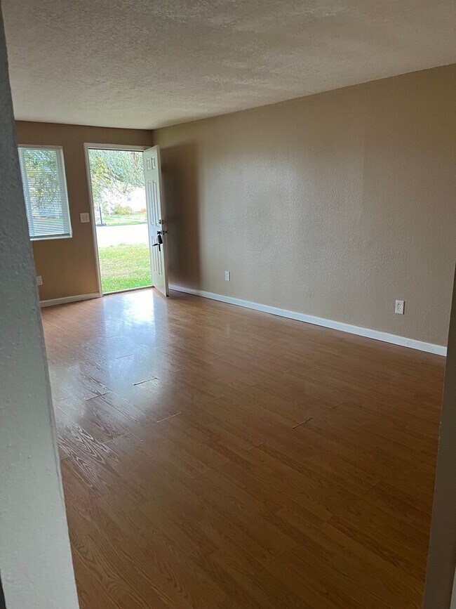 Foto del edificio - 2 bedroom, 1 bath in Triplex