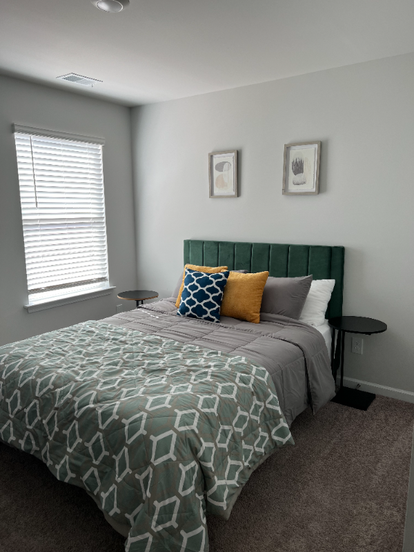 Foto del edificio - 8183 E Highcroft Dr NE