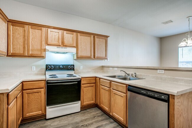 Building Photo - 3 Bedroom/2 Bath Rockwell Village Subdivision