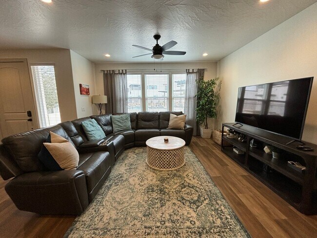 Foto del edificio - Fully furnished Desert Color Home!
