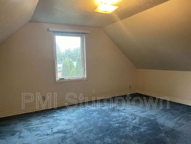 Building Photo - 1666 SE Clatsop St