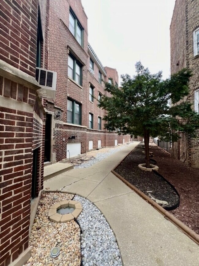 Foto del edificio - 3839 N Greenview Ave