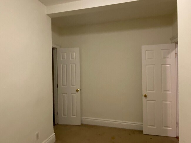 Building Photo - 4 Camelot Ct