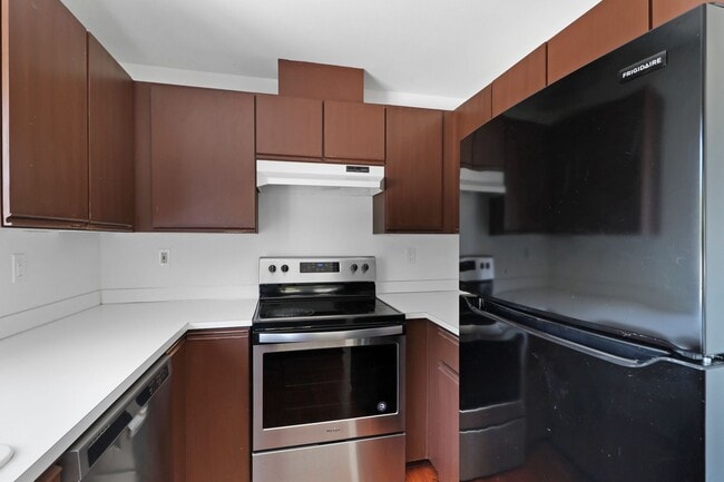 Building Photo - 2 Bed 2 Bath Condo - Assigned Parking - NAS Whidbey