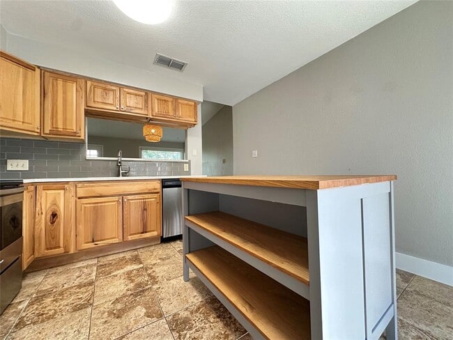 Foto del edificio - 6713 West Gate Blvd